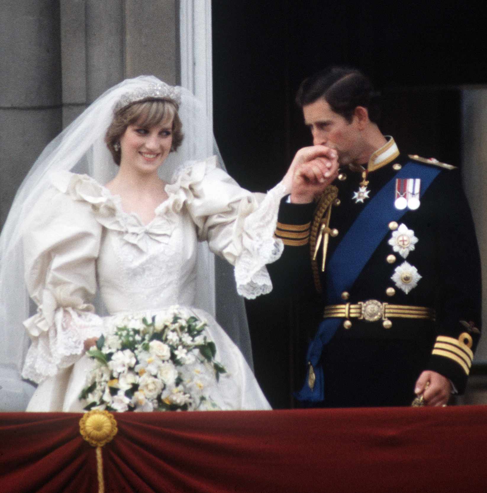 The Hidden Truths of Princess Diana’s Iconic Wedding Dress—Armed Guards and a Major Stain