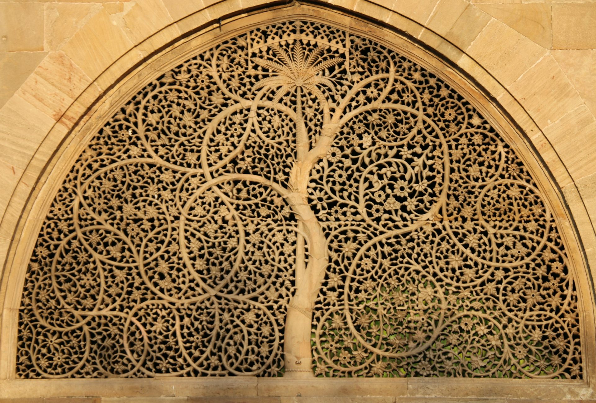 Art and science illuminate the same subtle proportions in tree branches