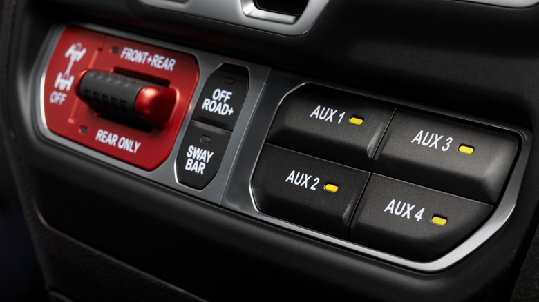 4 Smart Ways to Use Your Jeep Wrangler’s AUX Switches